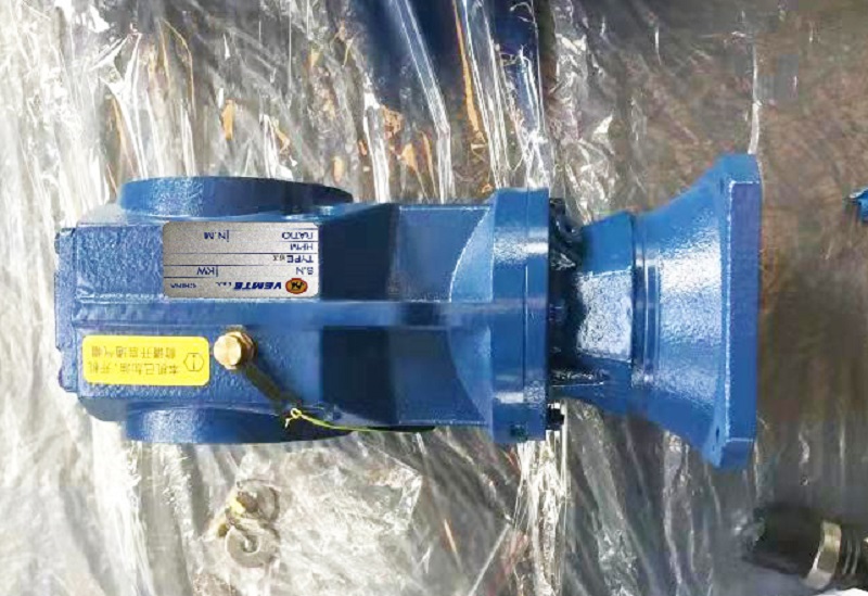 紡織機械設(shè)備上用的電機減速機GKA67-44.32-SF180.jpg